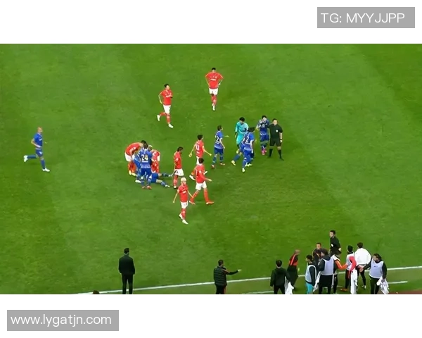 波尔图狂胜多特蒙德四球大捷争议判罚引发全场热议