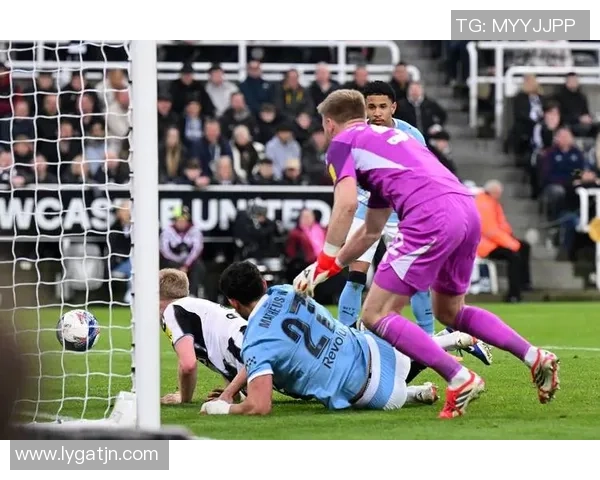 足总杯精彩对决巴萨3-0战胜拜仁乌龙球成比赛转折点解析